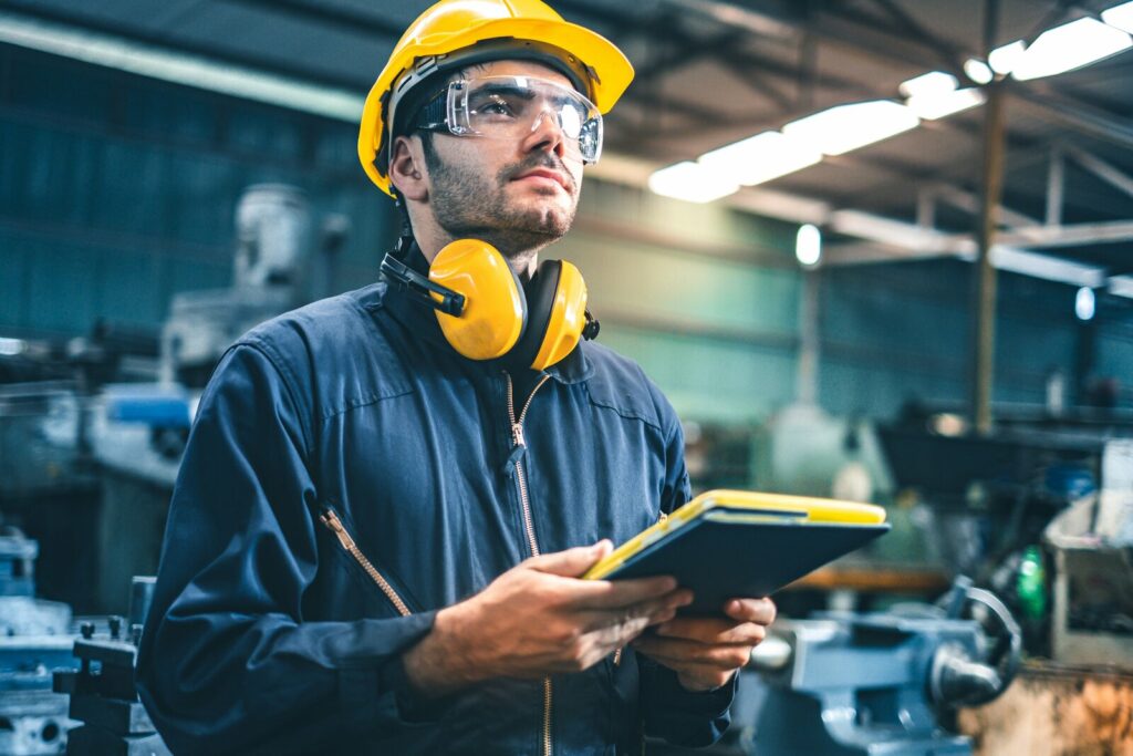 Agent de maintenance en zone industrielle intérieure