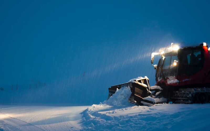 Dameuse de nuit sur une piste