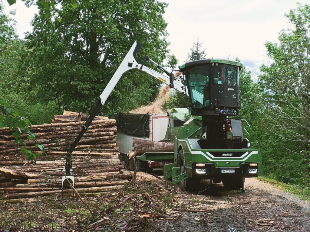 Engin forestier sur une piste en forêt